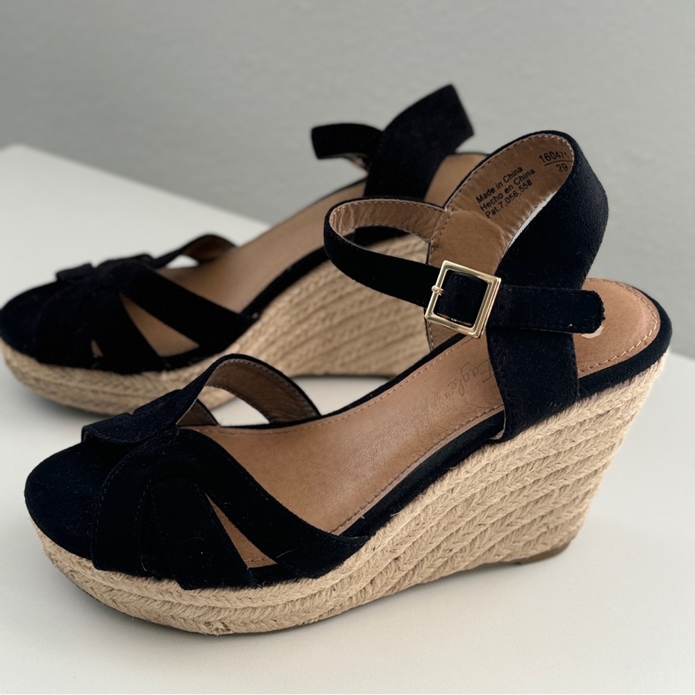 American Eagle Women’s Shorts size 6 Black Wedge Sandals Open Toe